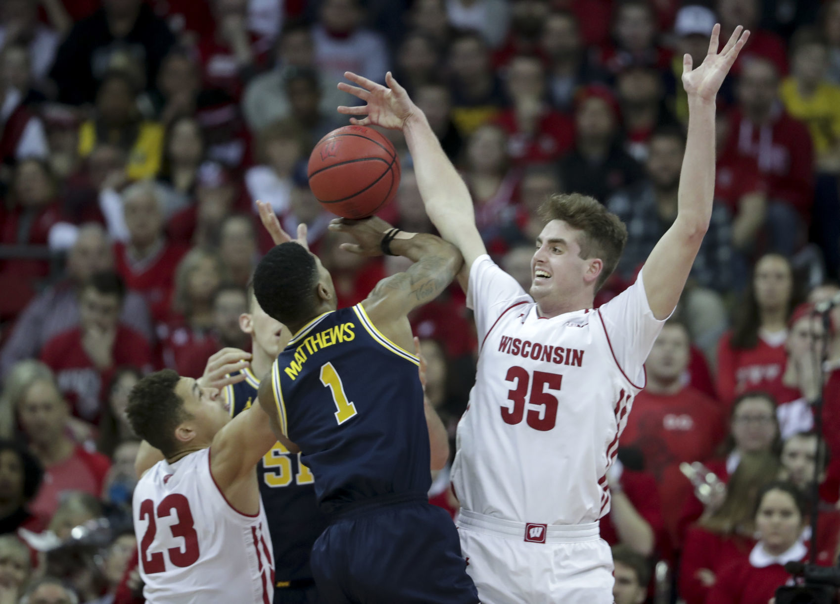 Badgers 64, No. 2 Wolverines 54